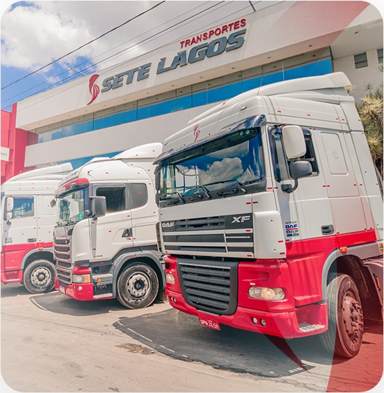 Frota da Sete Lagos Transportes diante da sede